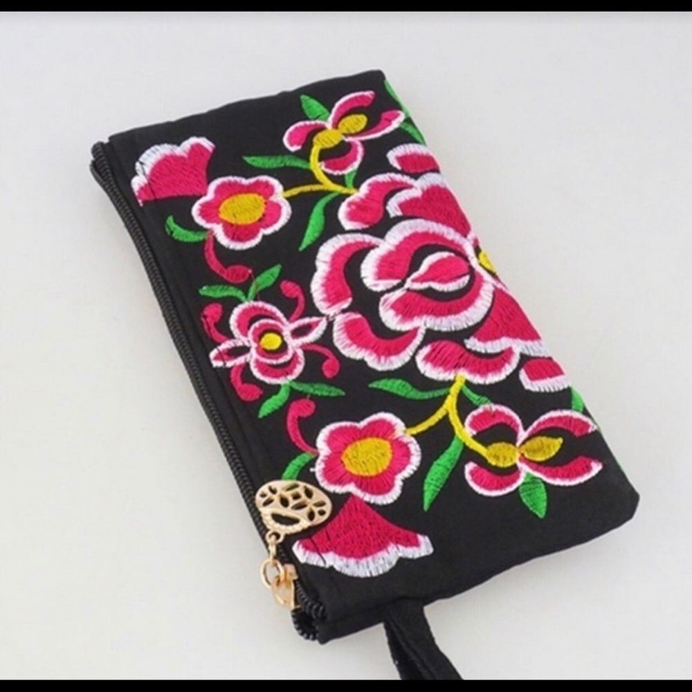 Embroidered boho clutch 💃💕